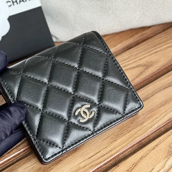 人気急上昇 シャネル クラシックスモールフラップ 2折財布 shb42704