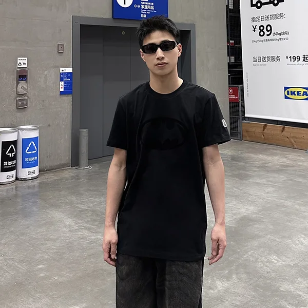 モンクレール Batmanコレクション 偽物 ブラック フロック ロゴ Tシャツ mof53421