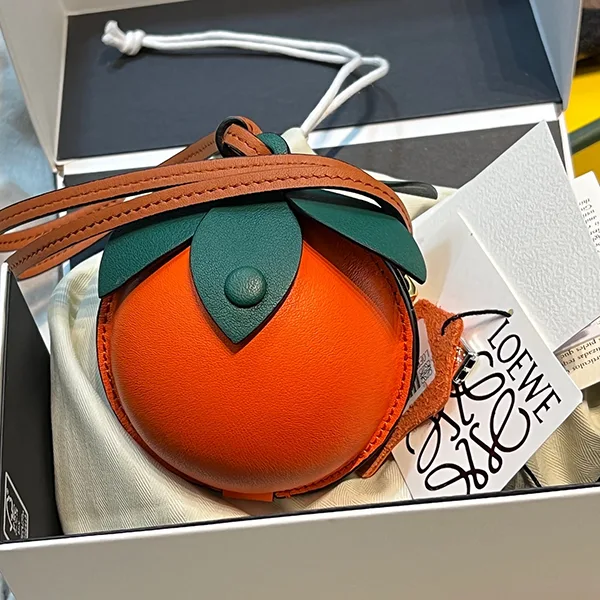【女性の憧れ☆】ロエベ バッグチャーム 偽物 AirPods Pro ケース lov64473