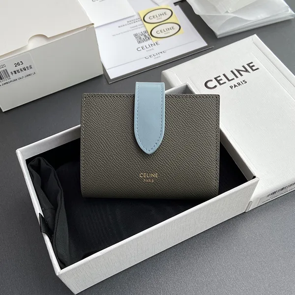 使い勝手良しセリーヌ n級品 スモール ストラップウォレット エッセンシャル Cem68745