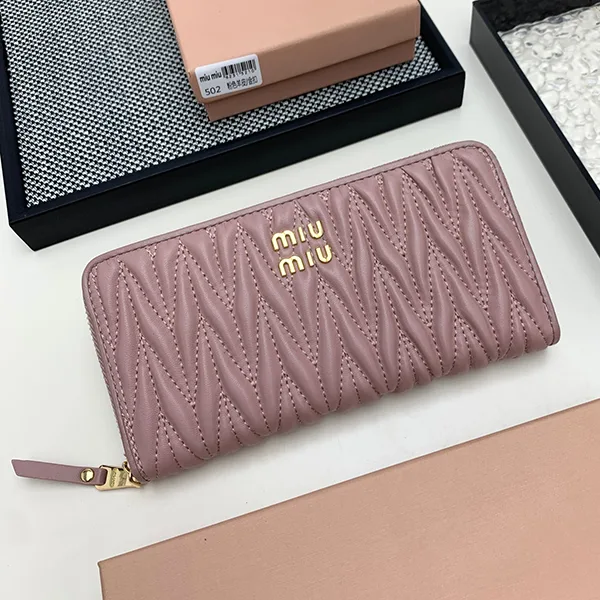 人気急上昇ミュウミュウ 偽物 マテラッセ ジッピーウォレット 長財布 myb37542