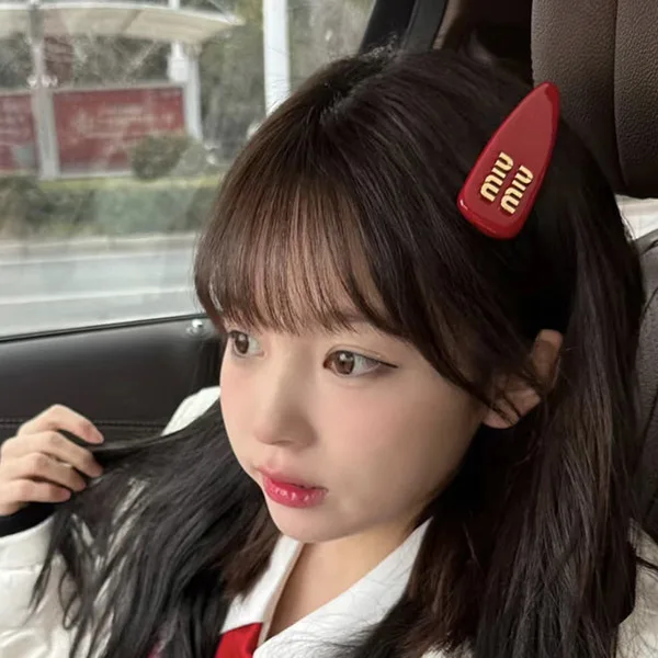 世界中で大人気♪ミュウミュウ TWICE サナ着用♡パテントレザークラスプ 並行輸入品 myi18942