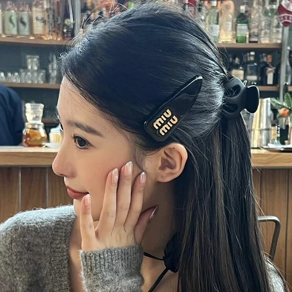 秋冬大セールミュウミュウ n級品 TWICE サナ着用♡パテントレザークラスプ myc42374