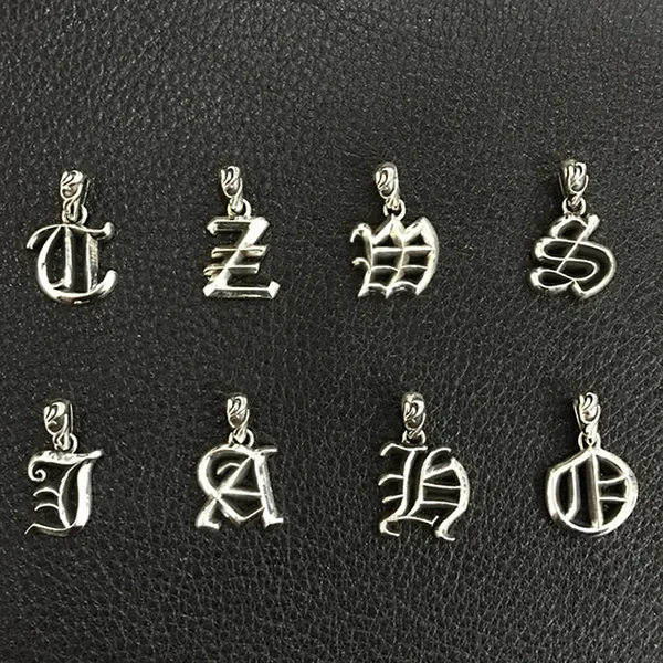 完売必至クロムハーツ コピー商品 イニシャル チャーム ペンダント 8種類 Kus26824