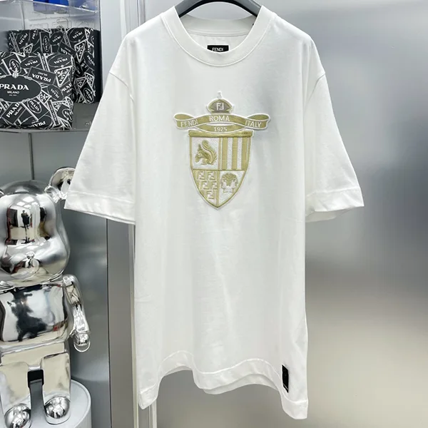 完売必至フェンディ フェイク 創立100周年エンブレム ネイビーコットン Tシャツ fex73456