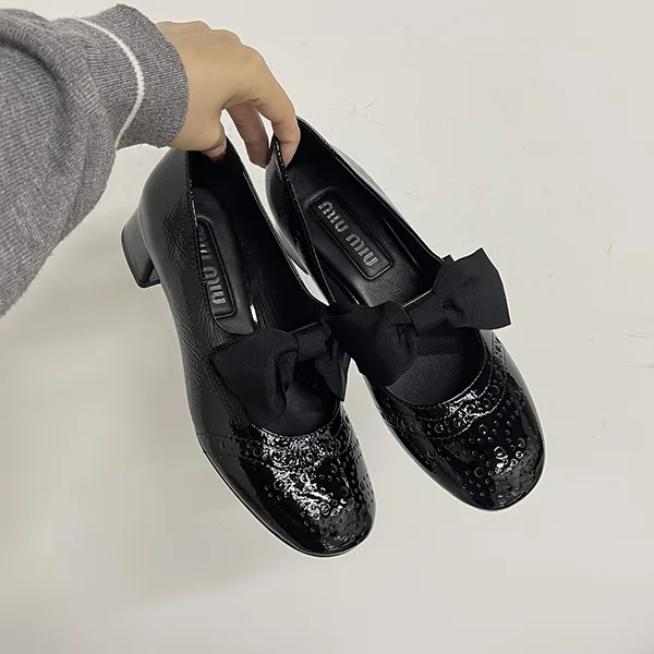 新デザインミュウミュウ 偽物 リボン付 パテントレザー パンプス ブラック myu35256