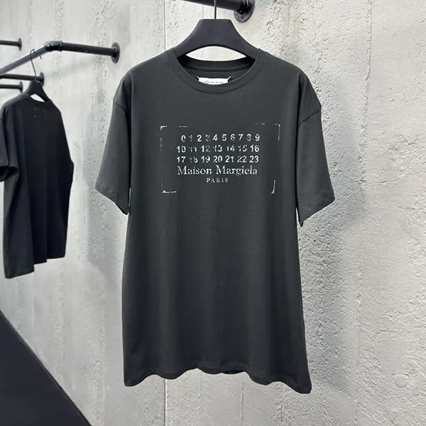 最新でオシャレ メゾン マルジェラ n級品 ロゴ クルーネックTシャツ Maa40504