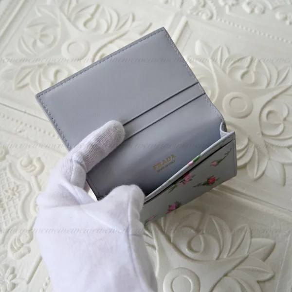 ☆安い☆プラダ パチモン■ロマンティックな花柄プリントカードケース 1MC110