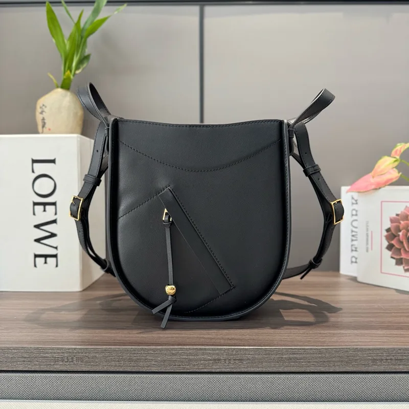 激安価格！ロエベ パチモン ハンモック スライスバッグ シャイニーカーフ loq64219