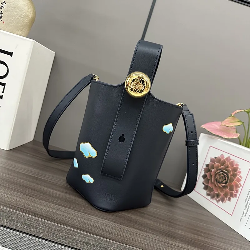 お洒落ロエベ ペブル バケットバッグ スーパーコピー ミニ ナパカーフ loe26895