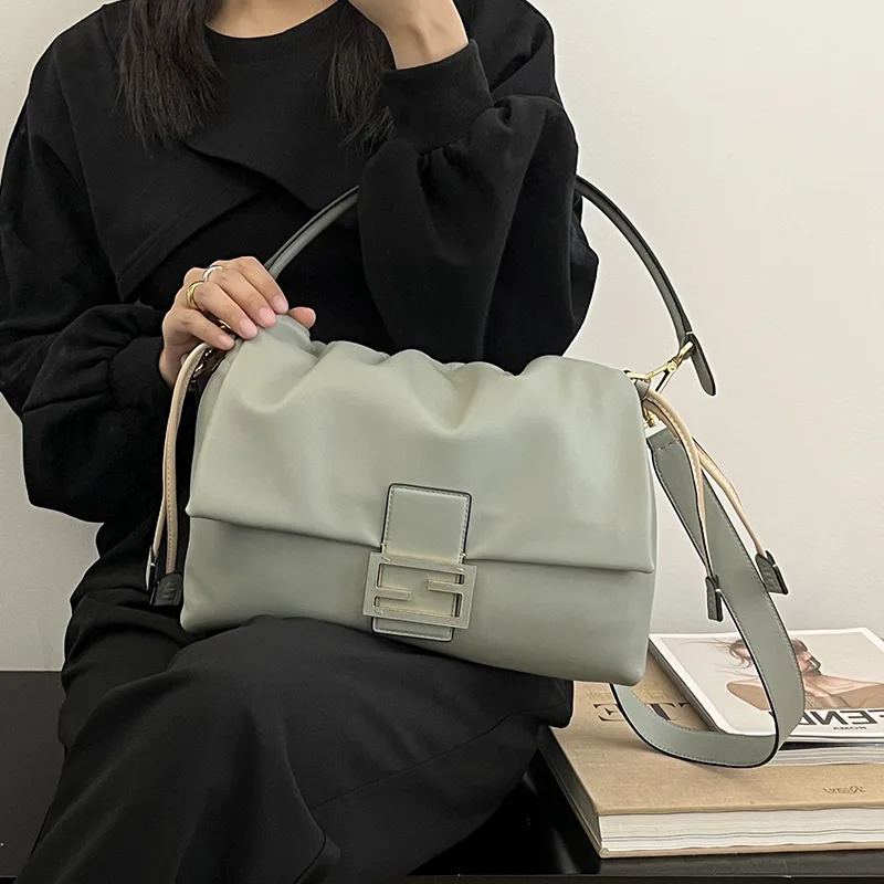 確保済み フェンディ コピー Mamma Baguette ミディアム ナッパレザー バッグ feu57953