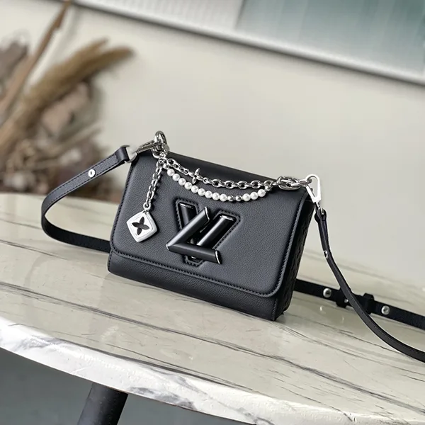 定番ルイヴィトン パチモン LV ツイスト チェーン付ショルダーバッグ ホワイト M1434