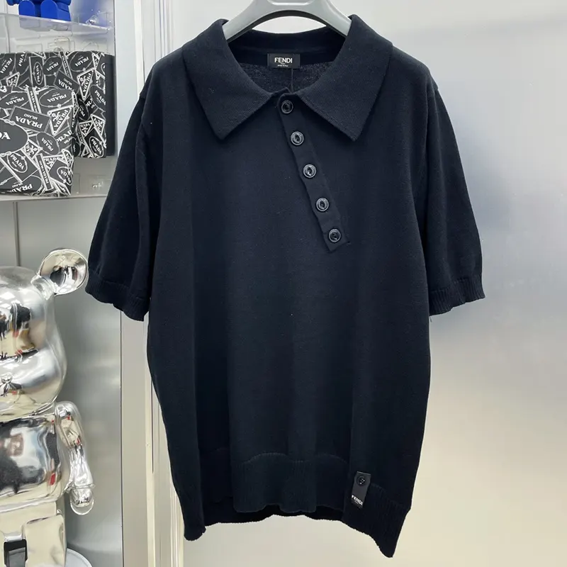 最新でオシャレフェンディ 偽物 アシンメトリー ボタン 半袖ポロシャツ fed39469