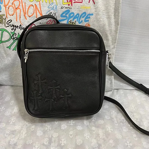 クロムハーツ タカバッグ スーパーコピー セメタリークロスパッチレザーショルダーバッグ(ブラック×シルバー) Kur63091