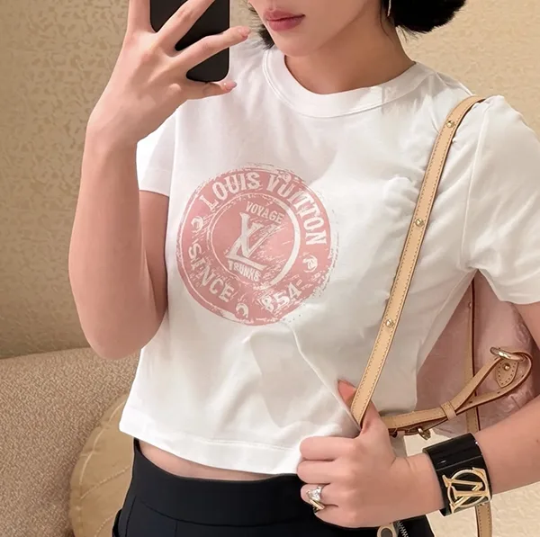 レプリカルイヴィトン★クロップトップ 偽物 Tシャツ【幅広いコーデで活躍♪】1AHIZ
